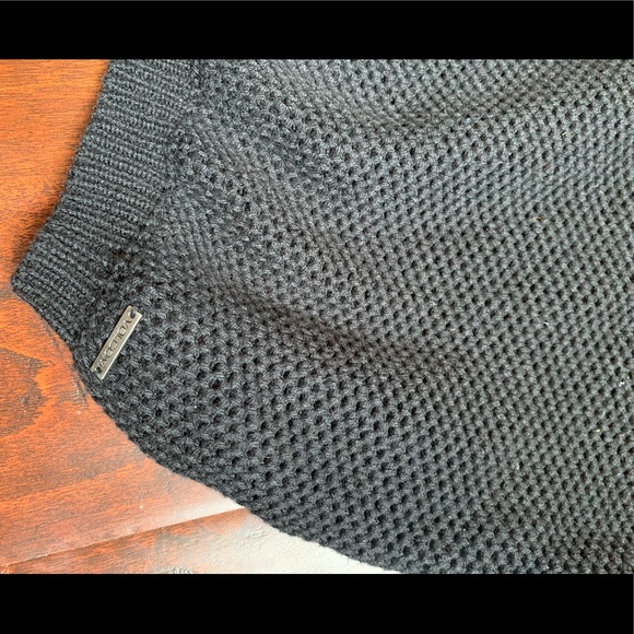 Black knitted short sleeve with shoulder cutouts - Picture 6 of 7